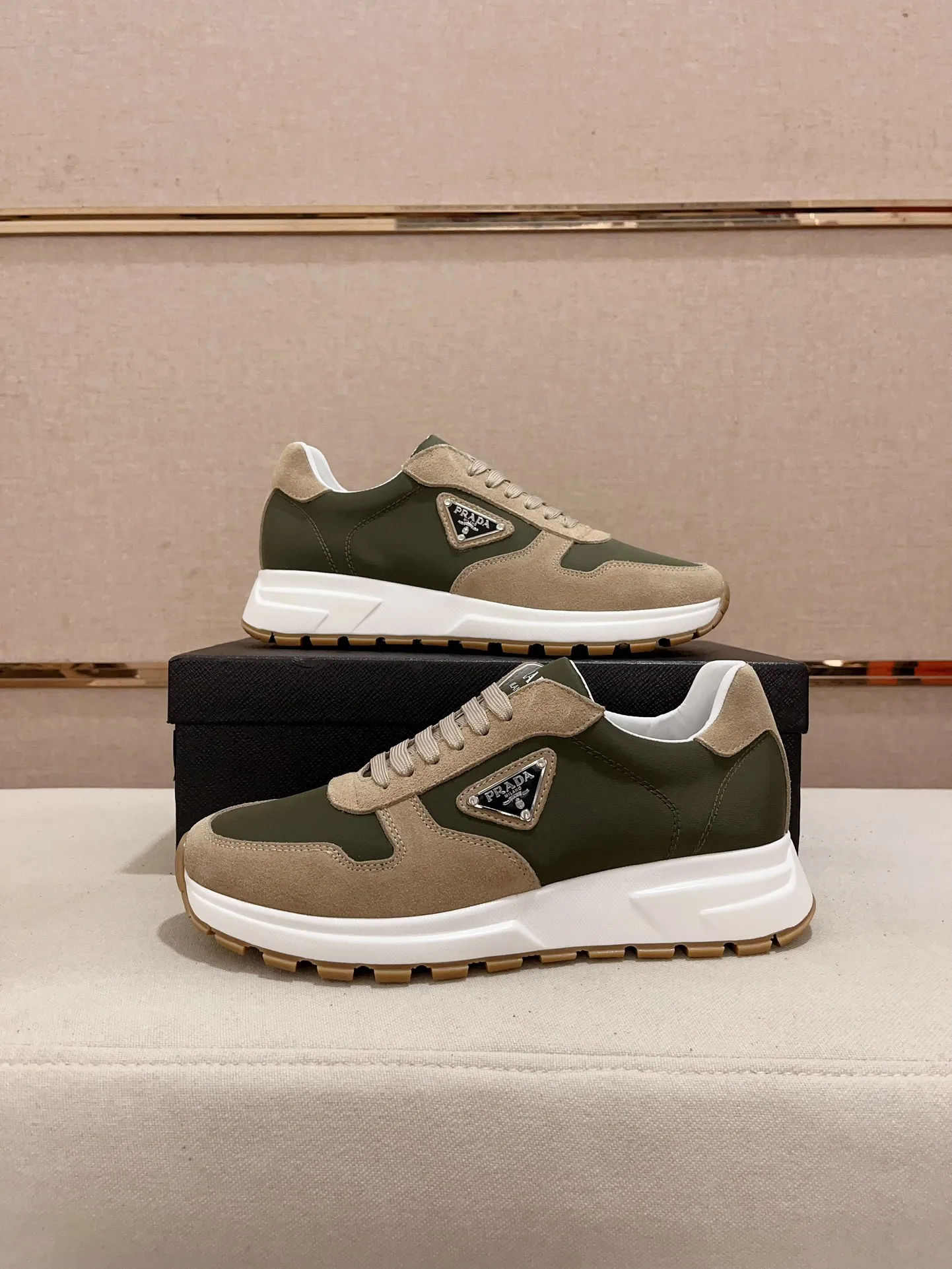 Men's shoes💰 540💰 ✔️✔️✔️Higher version High-quality new PRADA (Prada) counters are launched simultaneously. The new men's shoes and 😘fabric are made of selected first-layer cowhide ➕ breathable fabric technology. Lining: Full cowhide lining. 👍🏿 High-end ☄️ air-cushion molded anti-slip rubber outsole, exquisite lines, simple and elegant, comfortable and high-end for leisure travel. Code number: 38 to 44 (45 can be customized)
